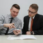 deux hommes regardant leur smartphone