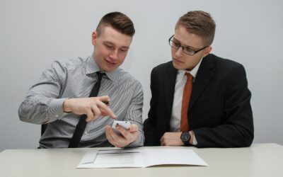deux hommes regardant leur smartphone