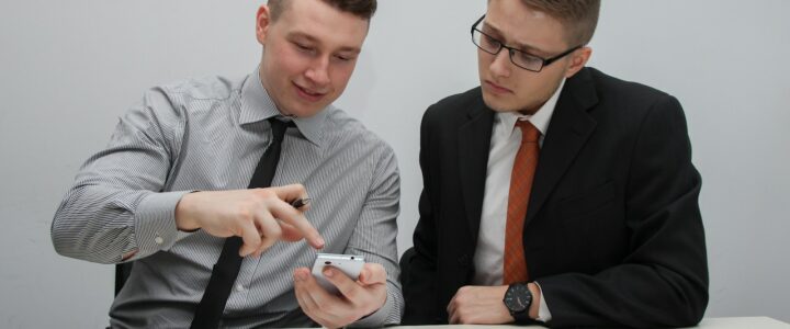 Tout savoir sur le financement de projet : options et conseils deux hommes regardant leur smartphone