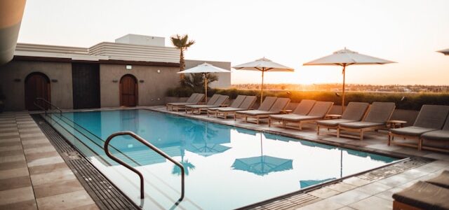 Pourquoi choisir une piscine en coque : ses atouts face aux autres options piscine en coque