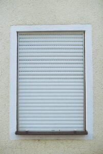 magasins blancs sur mur en béton blanc