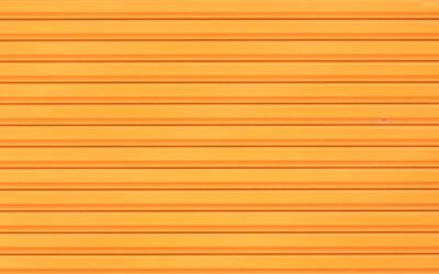un fond orange avec des lignes horizontales
