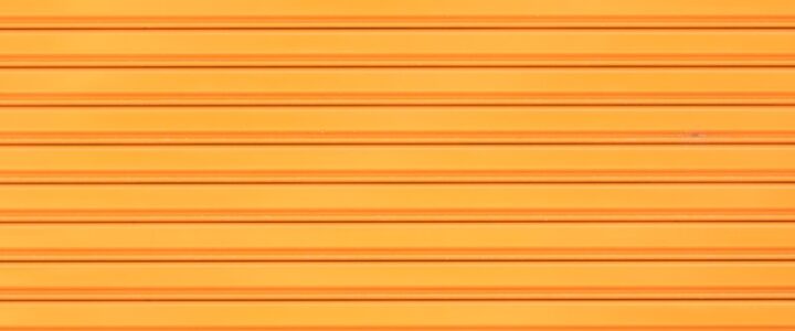 un fond orange avec des lignes horizontales