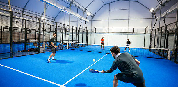 Quel type de revêtement une entreprise construction terrain de pickleball recommande-t-elle pour un terrain extérieur durable ?