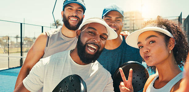 Quels éléments doivent être inclus dans un devis pour la construction d’un terrain de padel ?