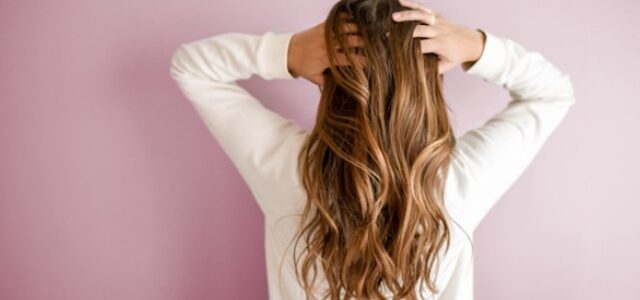Cheveux secs : décryptage des causes pour une hydratation optimale Cheveux secs