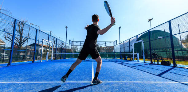 Le prix construction terrain de padel inclut-il les premières opérations de maintenance ?