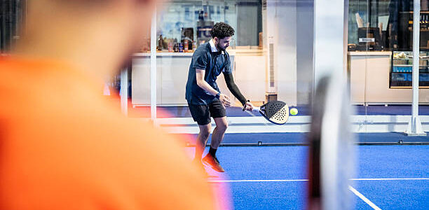 Quelles règles acoustiques complètent les normes construction court de padel en zone urbaine ?