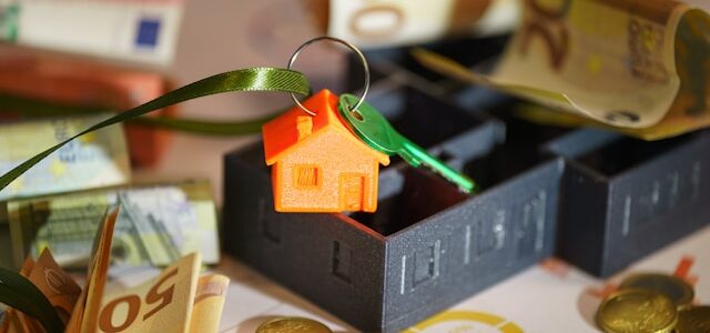 Investir en SCPI vs immobilier physique: comparatif et conseils