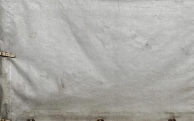 Tissu gris usé avec œillets métalliques et sangle fixée