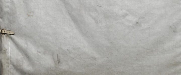 Tissu gris usé avec œillets métalliques et sangle fixée
