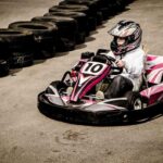 Pilote en kart sur circuit, numéroté 10, casque, pneus de sécurité