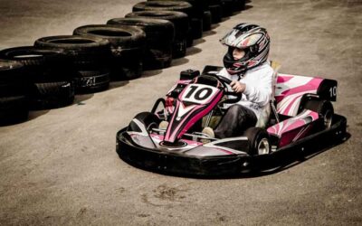 Pilote en kart sur circuit, numéroté 10, casque, pneus de sécurité