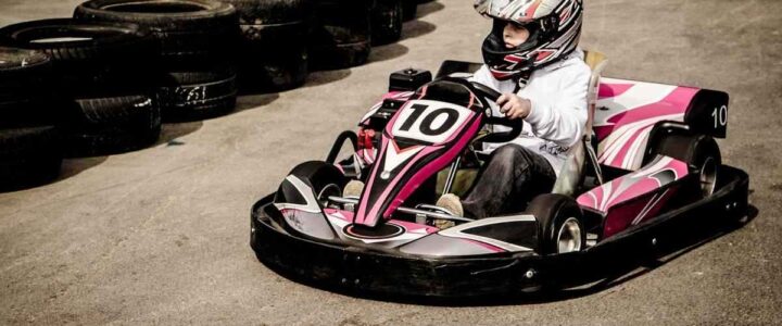 Pilote en kart sur circuit, numéroté 10, casque, pneus de sécurité