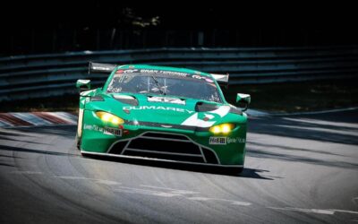 Voiture de course verte sur circuit en pleine dérive
