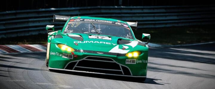 Voiture de course verte sur circuit en pleine dérive