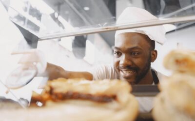 Chef souriant préparant des plats dans une cuisine moderne