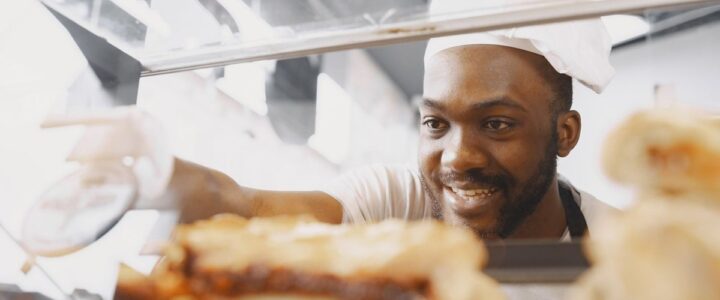 Chef souriant préparant des plats dans une cuisine moderne