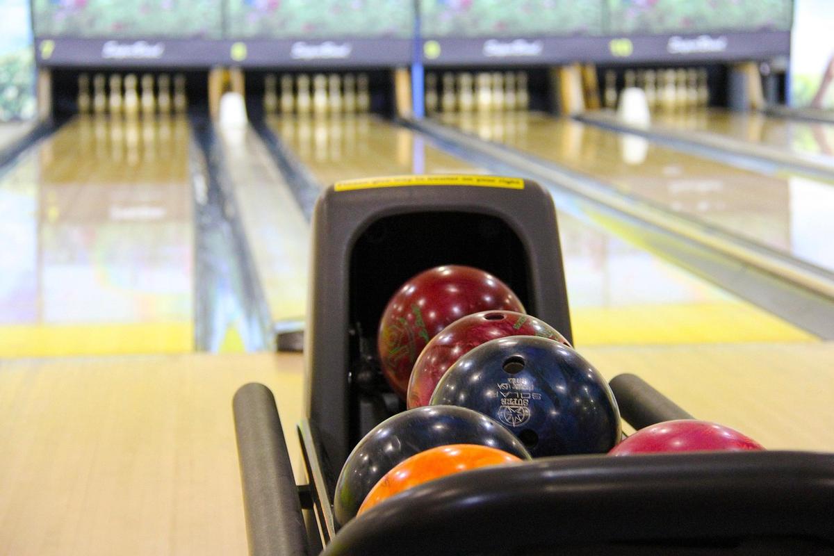 Des chaussures de bowling alignées sur une étagère de location