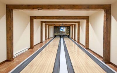 Allée de bowling intérieure avec pistes en bois et poutres apparentes