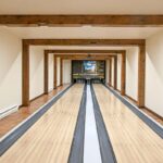 Allée intérieure avec deux voies de bowling en bois et quilles