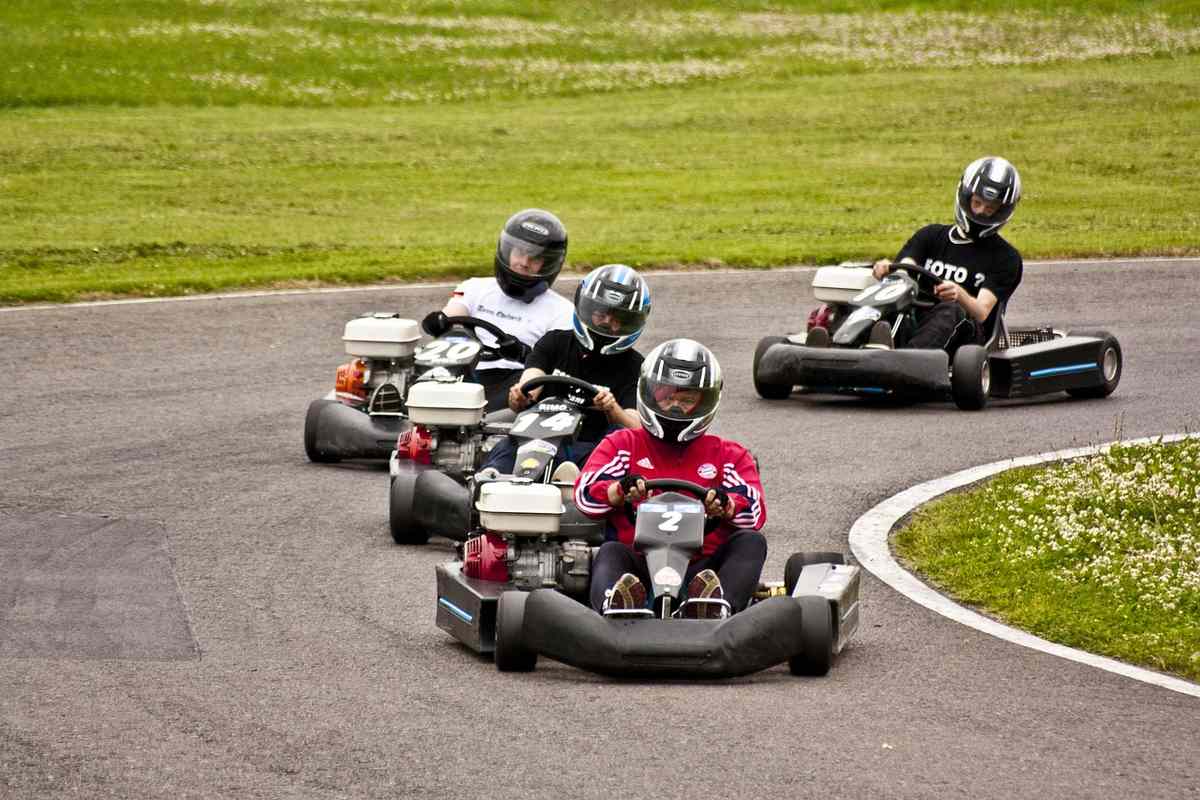 Quatre conducteurs pilotent des karting sur une piste courbe Quatre conducteurs pilotent des karting sur une piste courbe