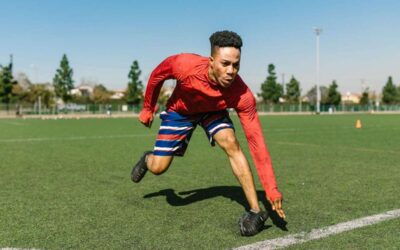 Homme en mouvement sur un terrain de sport, ligne blanche, arbres et ciel
