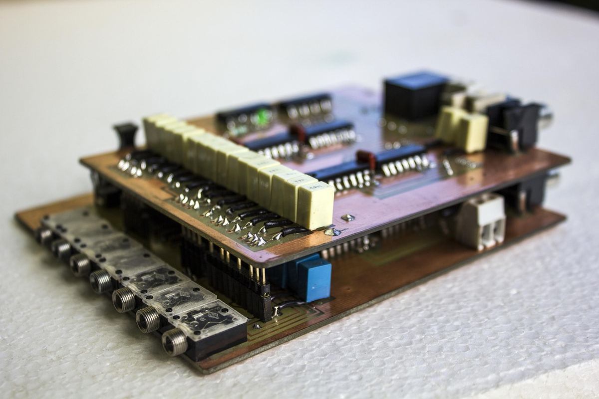 Carte électronique avec connecteurs et composants sur fond blanc
