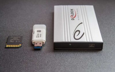 Carte SD, clé USB, et boîtier externe sur fond gris