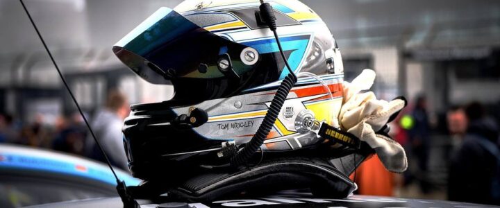 Casque de kart : l’échéance 2028 compte plus que les 5 ans Un casque de course posé sur une voiture, gantée, stand de pit