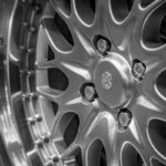 Roues en alliage métallique avec écrous et jante centrale