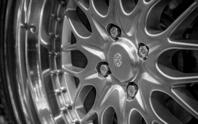 Roues en alliage métallique avec écrous et jante centrale