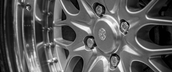 Roues en alliage métallique avec écrous et jante centrale