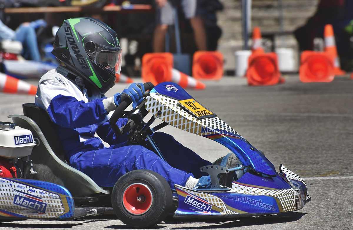 Un pilote de karting conduit son véhicule sur une piste asphaltée