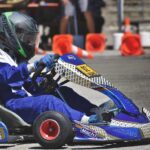 Un pilote de karting pilote une voiture miniature sur circuit